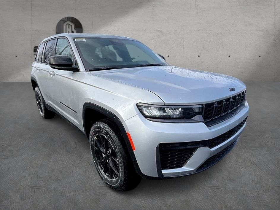 New 2026 Silver Zynith Exterior Paint Jeep Laredo Altitude image 4