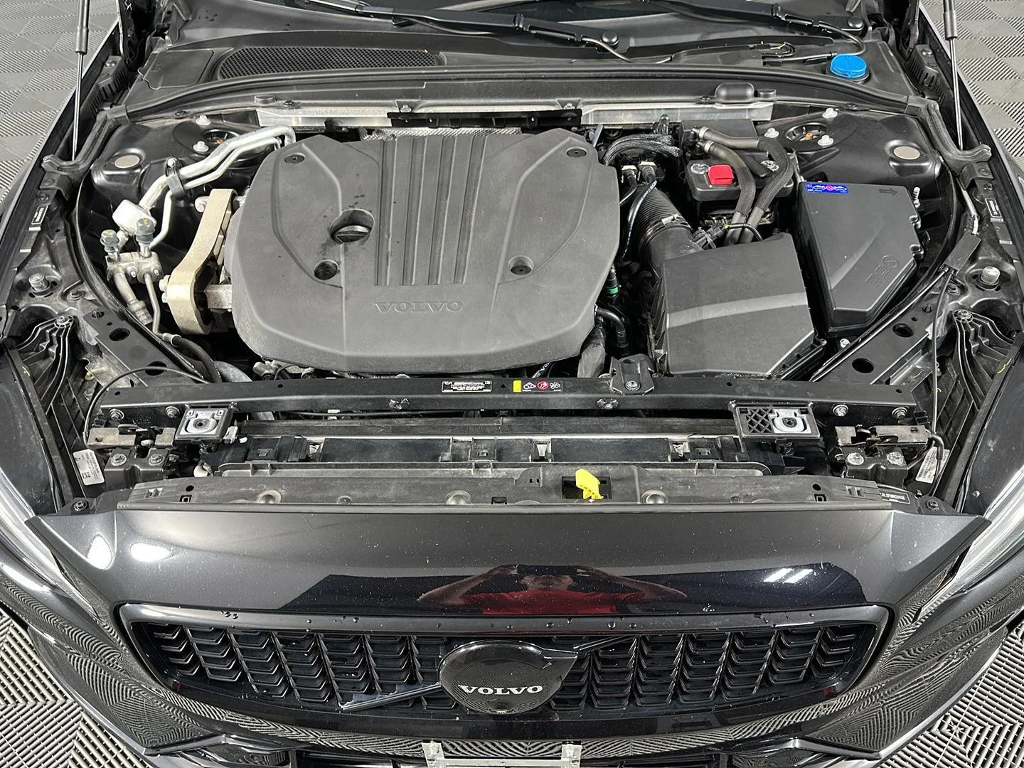 Used 2024 Onyx Black Metallic Volvo Plus Black Edition image 3