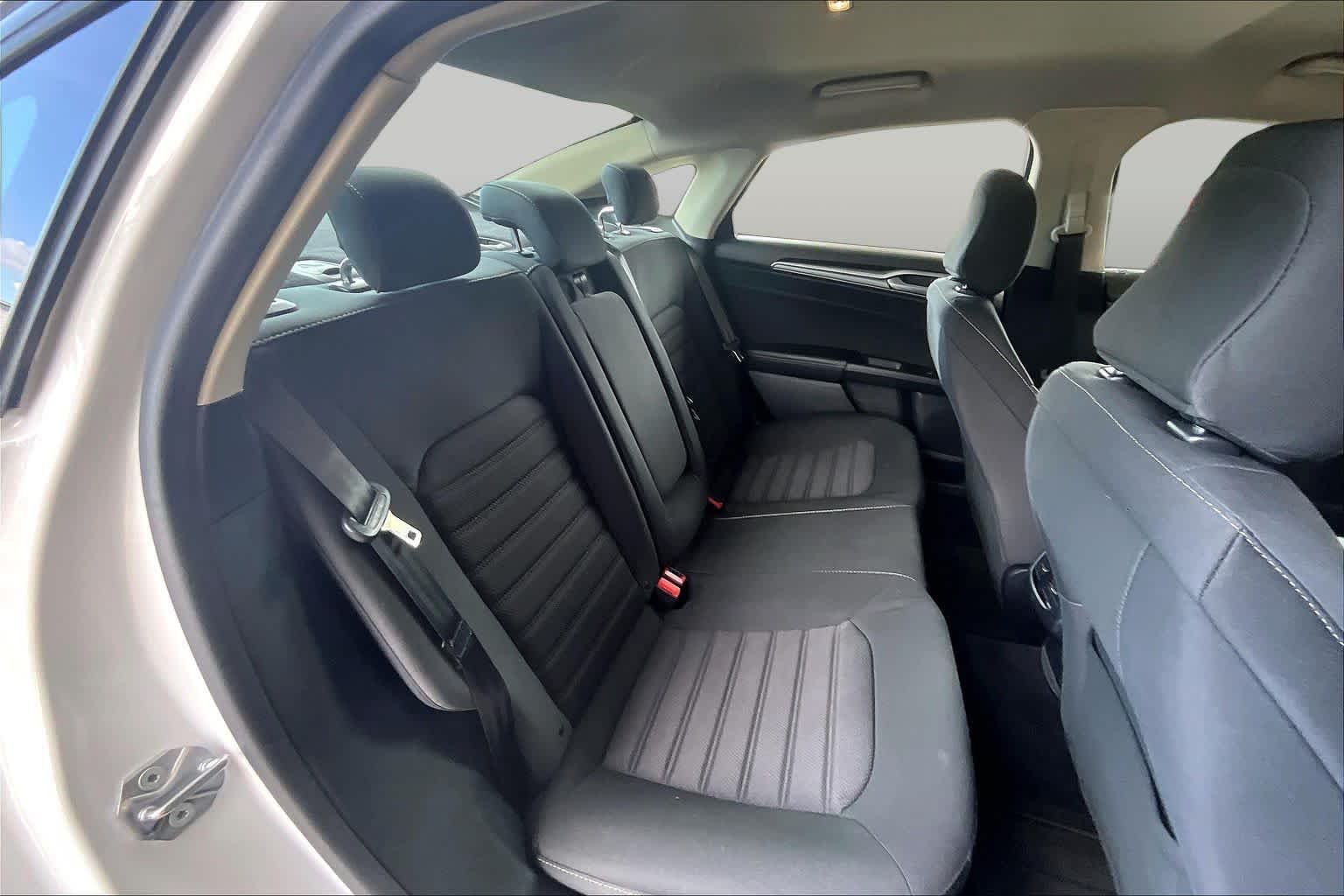 Used 2020 Oxford White Ford SE image 19