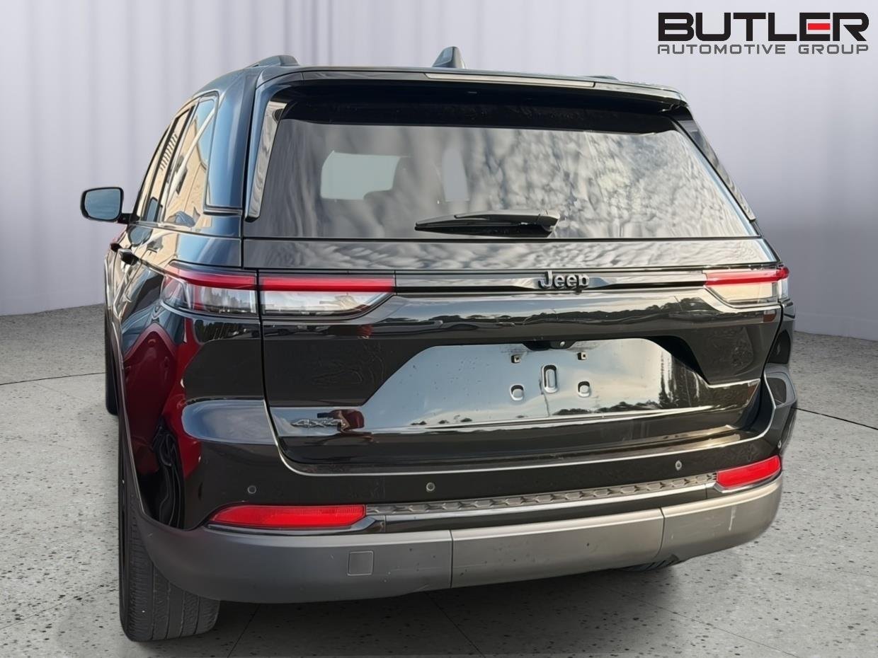 Used 2023 Diamond Black Crystal Pearlcoat Jeep Altitude X image 9
