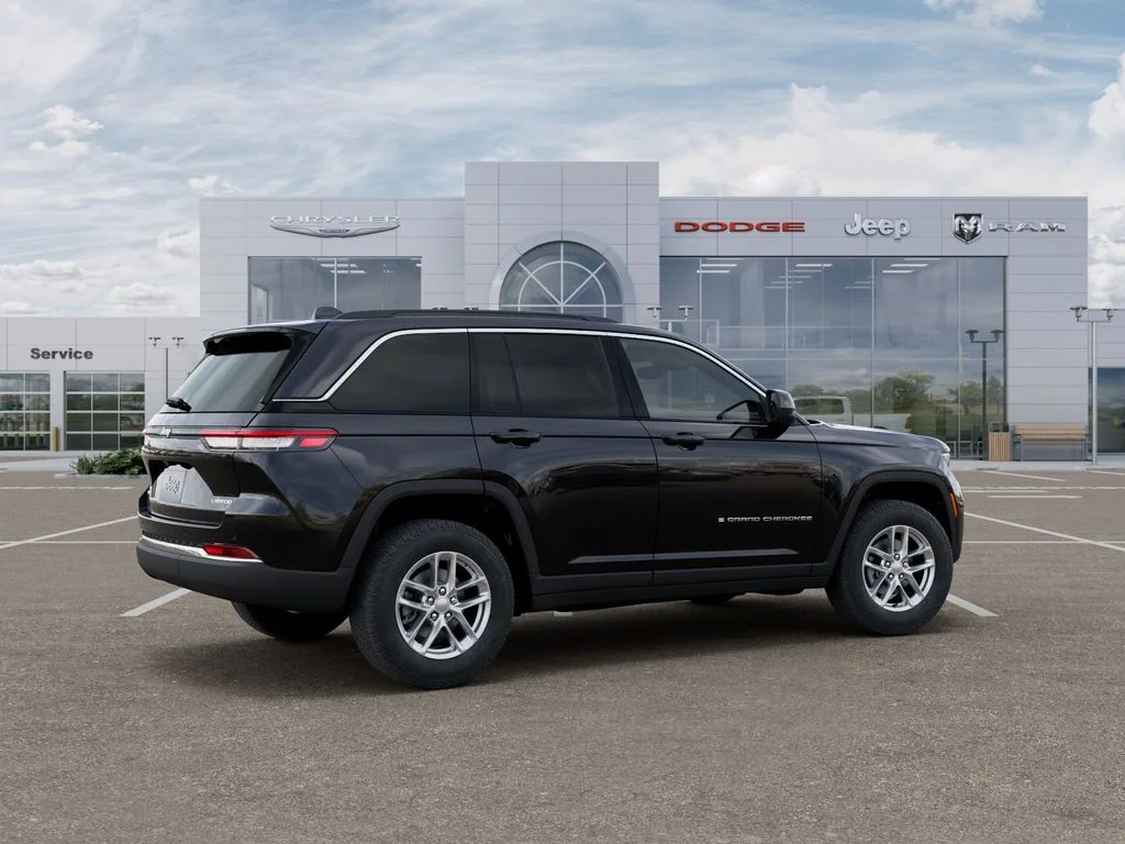 New 2026 Diamond Black Crystal Pearlcoat Jeep Laredo image 4