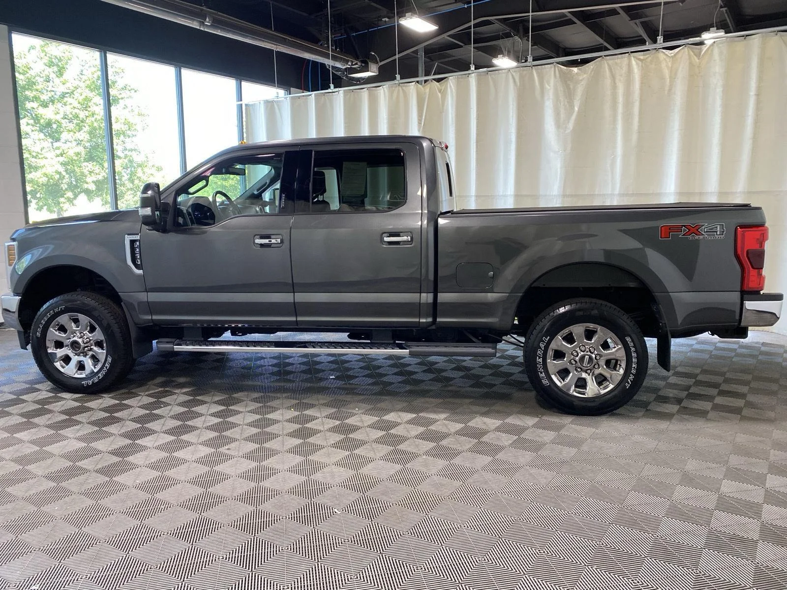 Used 2019 Magnetic Ford LARIAT image 8