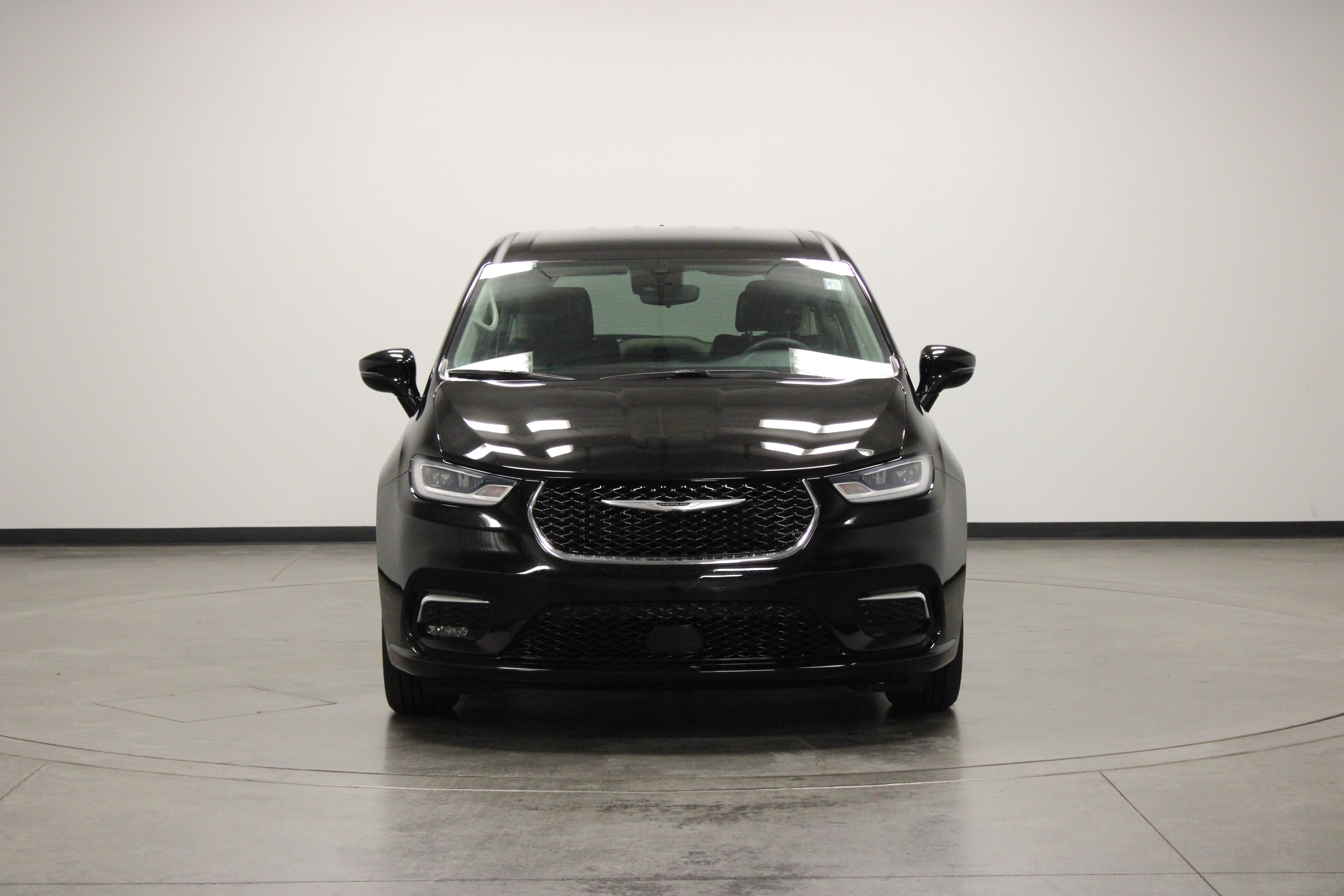 Used 2024 Diamond Black Crystal Pearlcoat Chrysler Touring L image 3