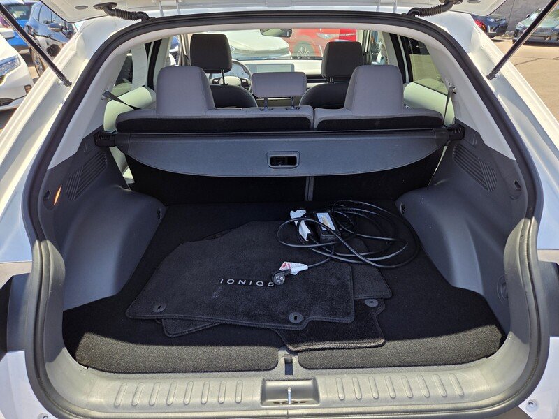 Used 2023 White HYUNDAI SE RWD image 13