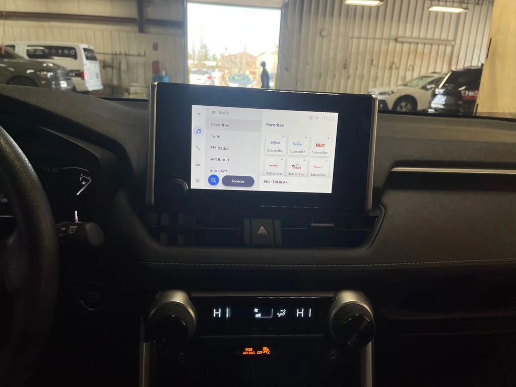 2025 Toyota RAV4 XLE - Photo 18
