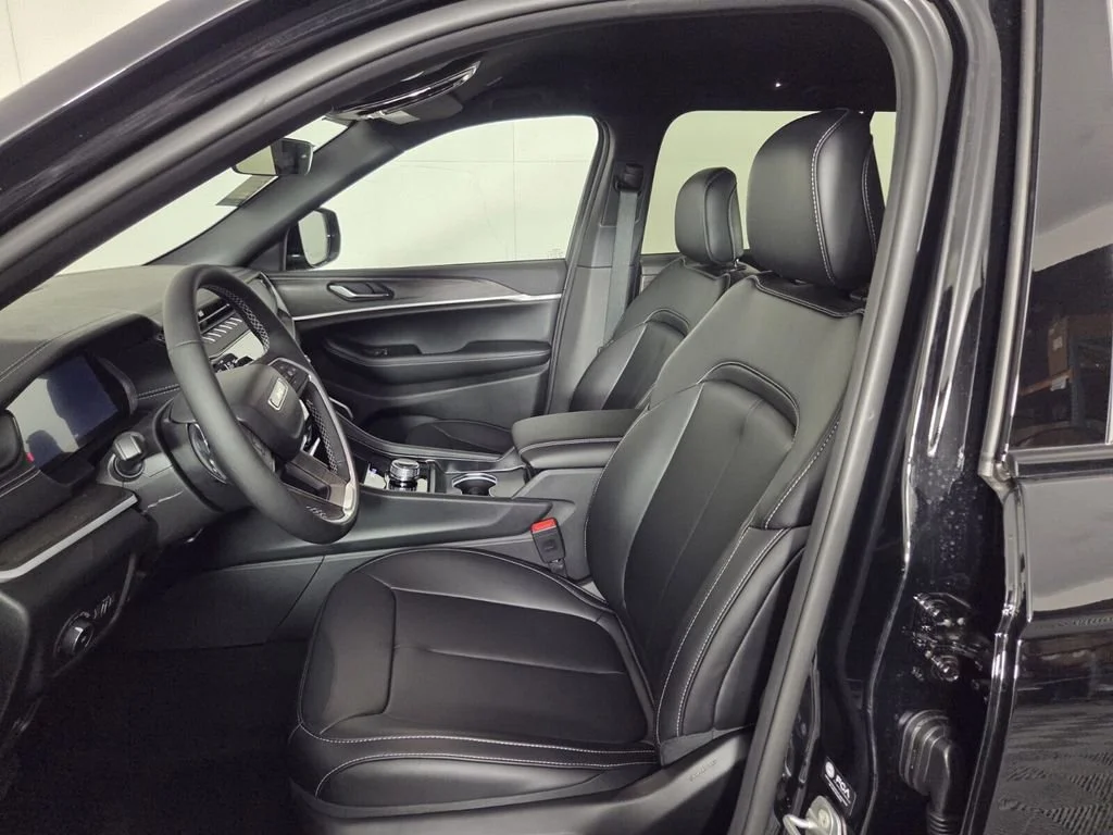 New 2026 Diamond Black Crystal Pearl-Coat Exterior Paint Jeep Limited image 8