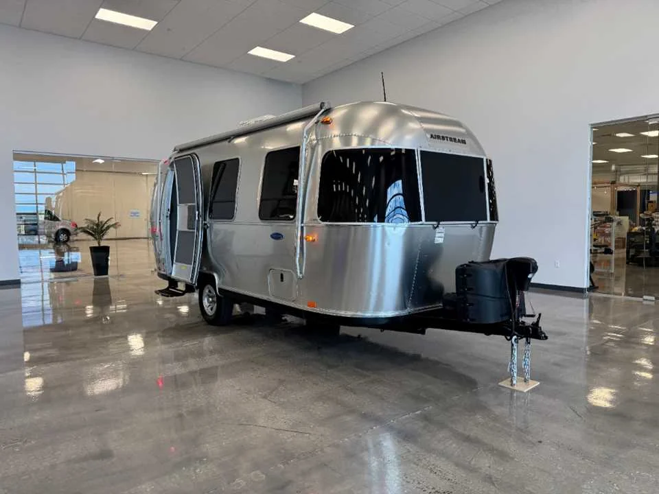 Used 2016 SILVER AIRSTREAM  image 4