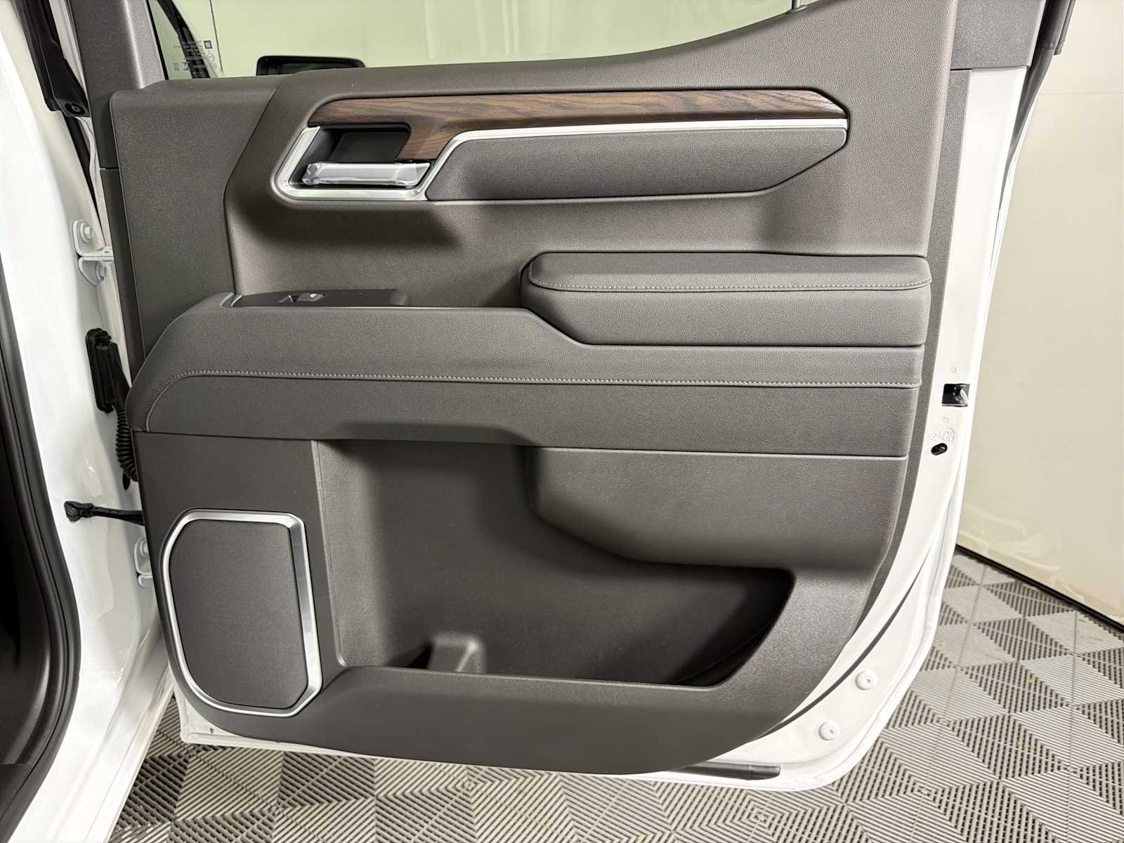 2026 GMC Sierra 1500 SLT - Photo 14