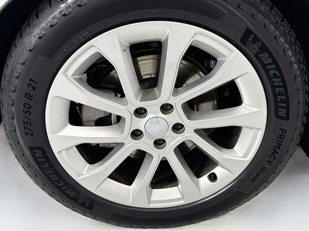 Used 2024 Fuji White Land Rover SE image 31