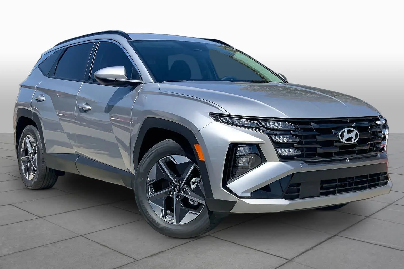 New 2026 Shimmering Silver Hyundai SEL image 2