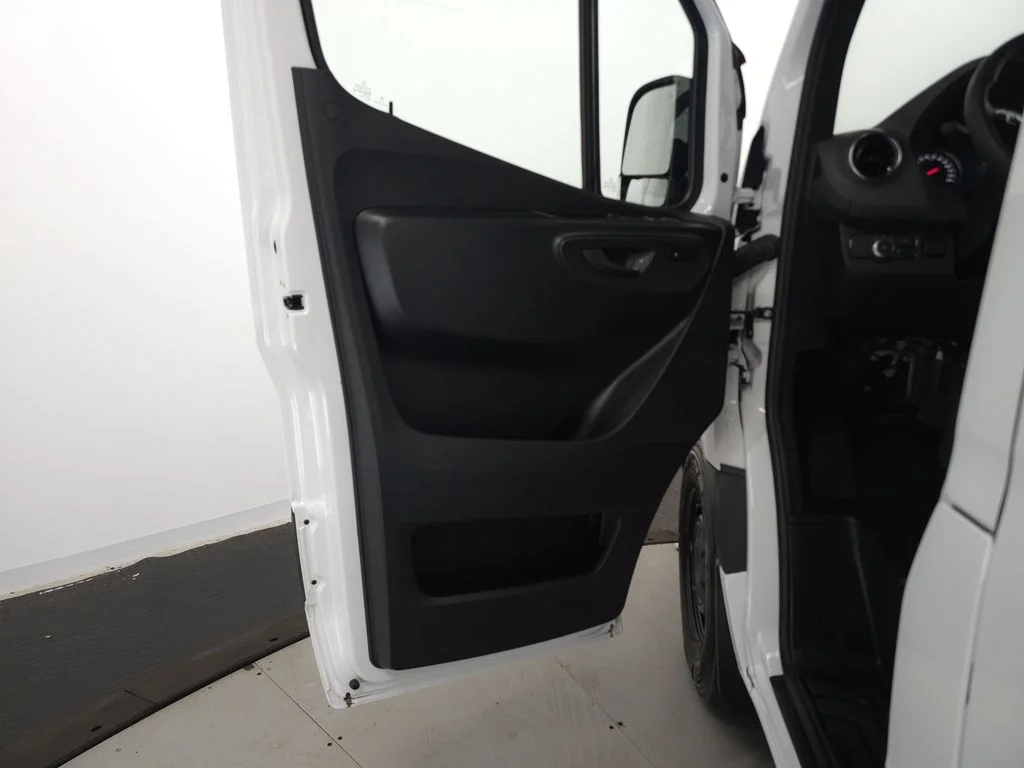 Used 2026  Mercedes-Benz Cargo 144 WB image 5