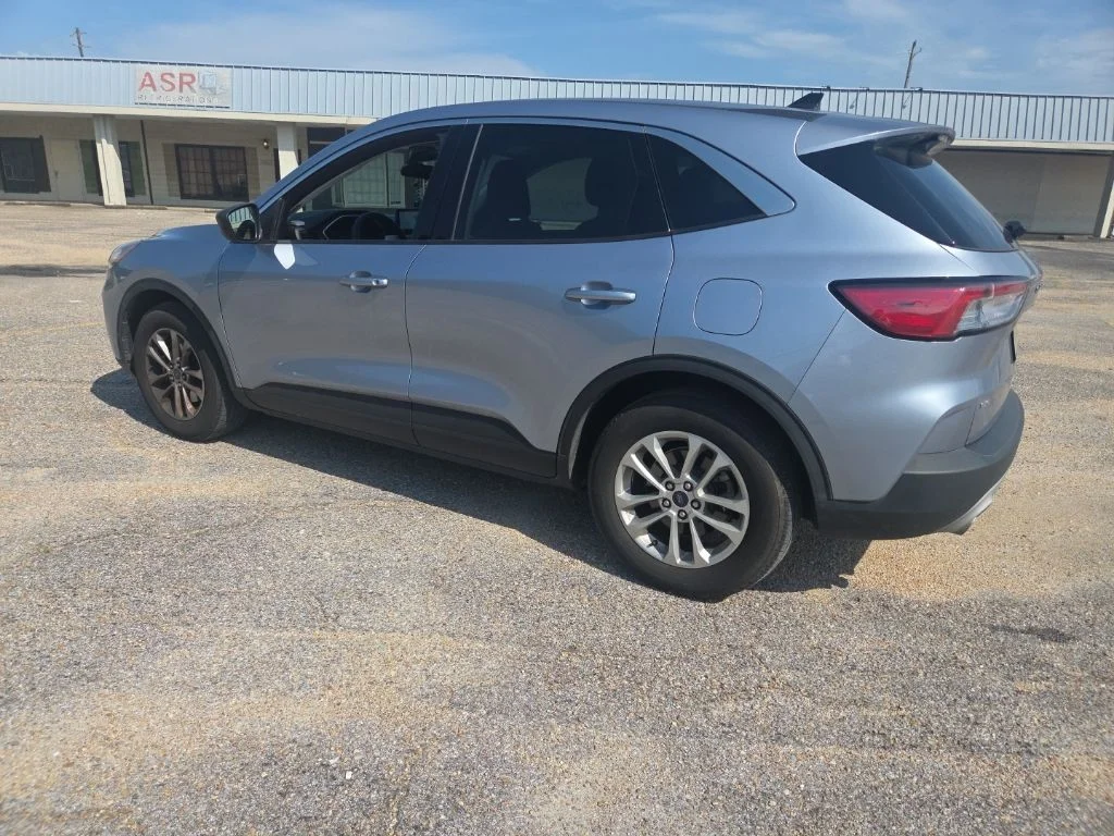 Used 2022 Blue Silver Metallic Ford SE image 7
