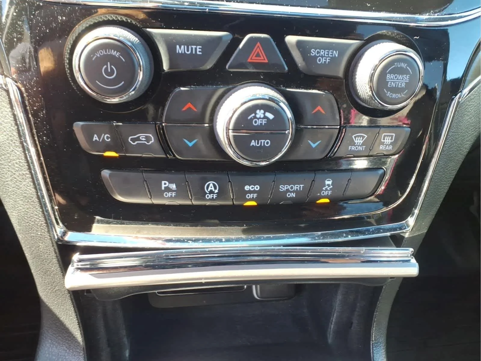 Used 2021 Diamond Black Crystal Pearlcoat Jeep Limited image 23