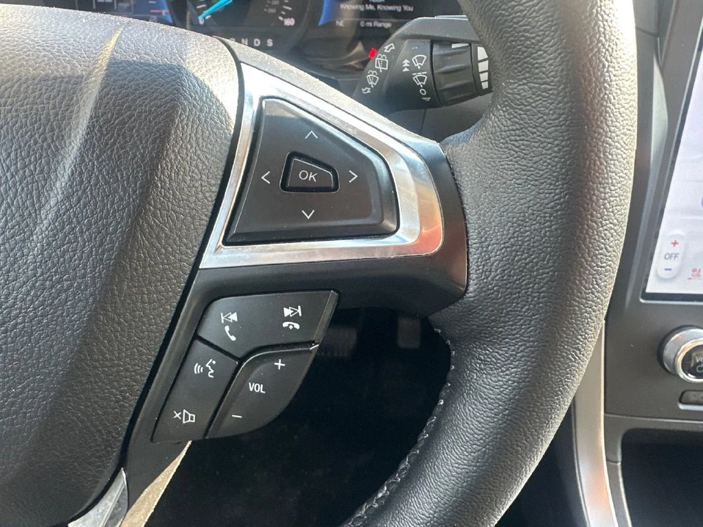 Used 2023 White Ford SEL image 17