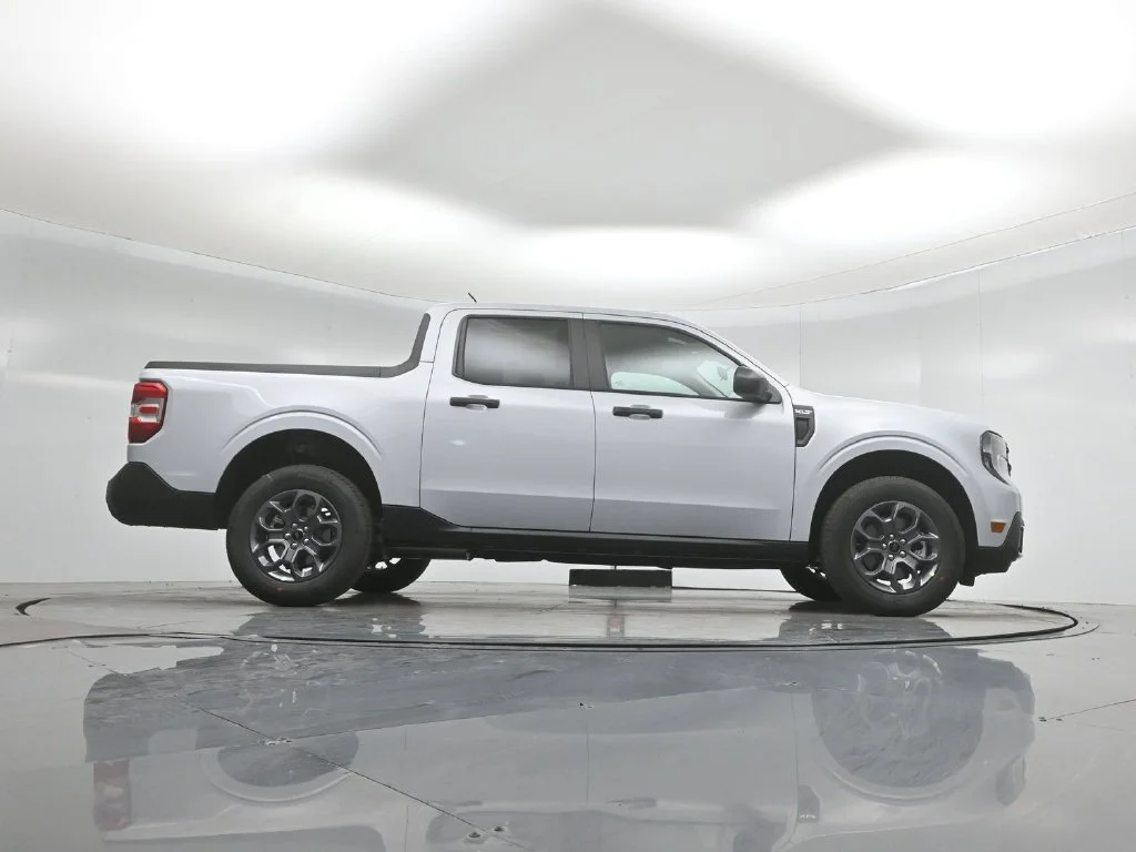 New 2026 Space White Metallic Ford XLT image 40