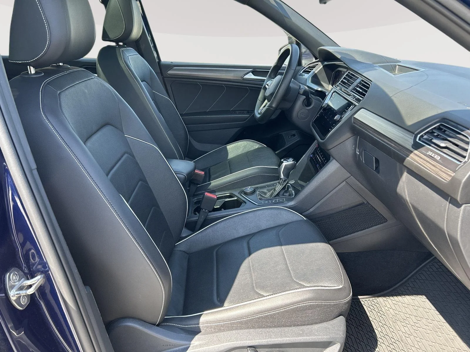 Used 2022  Volkswagen SEL R-Line image 17