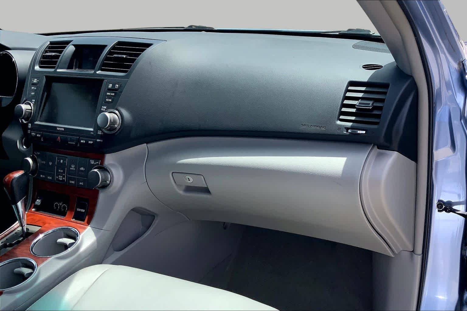 Used 2010 Waveline Pearl Toyota Limited image 17