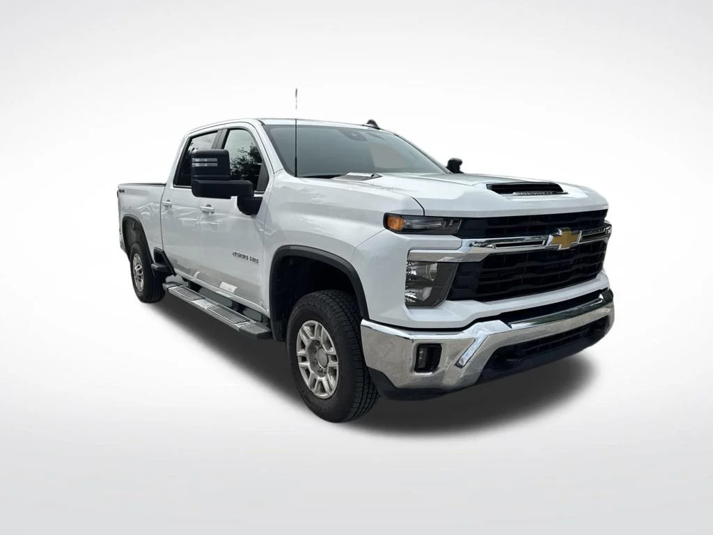 Used 2025 Summit White Chevrolet LT image 2
