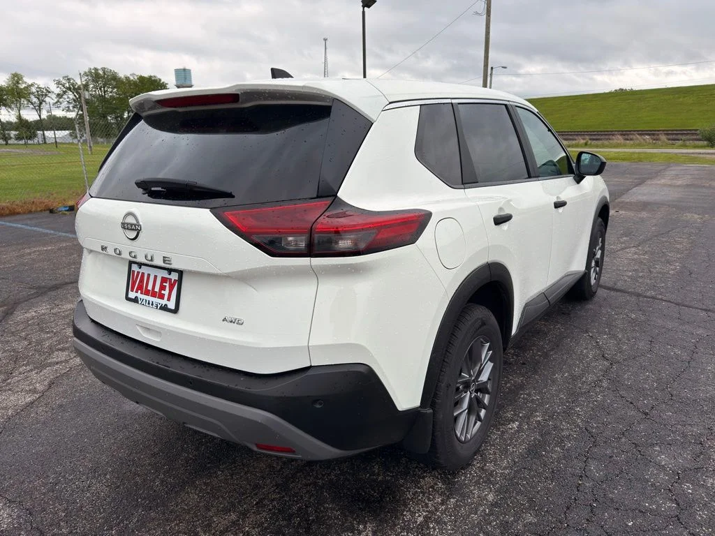 Used 2023 White Nissan S image 6