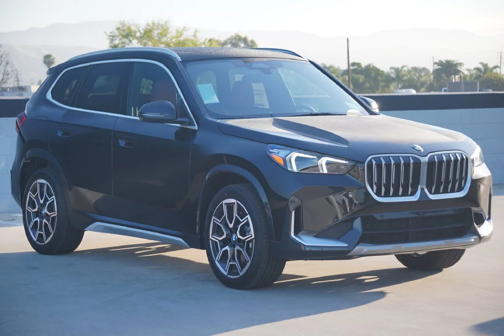Used 2026 Black BMW xDrive28i image 3