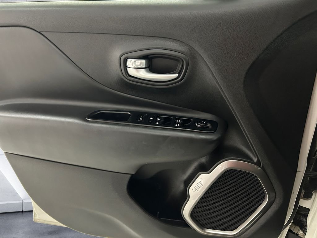 Used 2023 White Jeep Latitude image 12