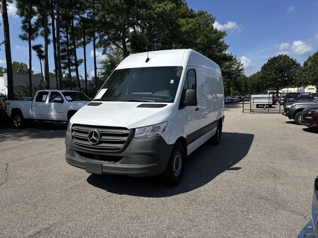 Used 2022  Mercedes-Benz Cargo 144 WB image 1