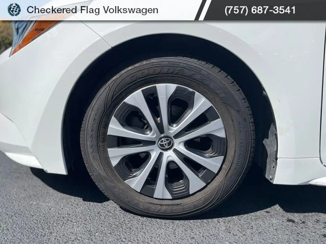Used 2022 White Toyota LE image 5