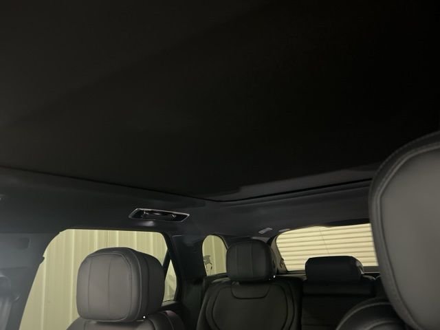 New 2025 Ostuni Pearl White Land Rover Dynamic SE image 33