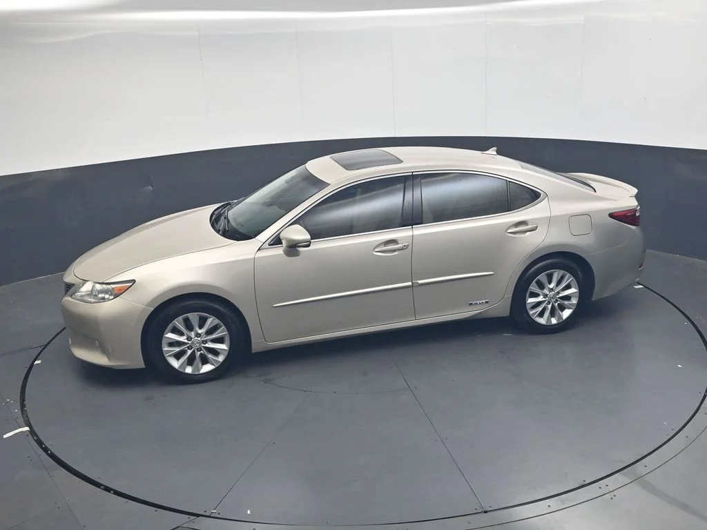 Used 2013 Beige Lexus 300h image 20