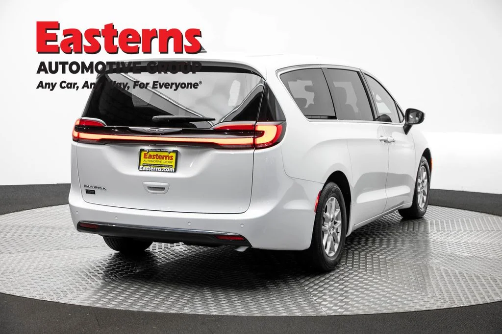 Used 2023 White Chrysler Touring L image 5