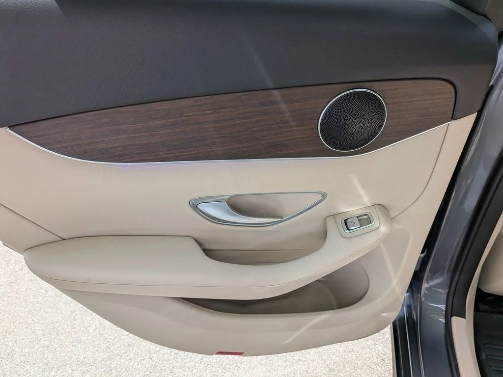 Used 2022  Mercedes-Benz GLC 300 image 28
