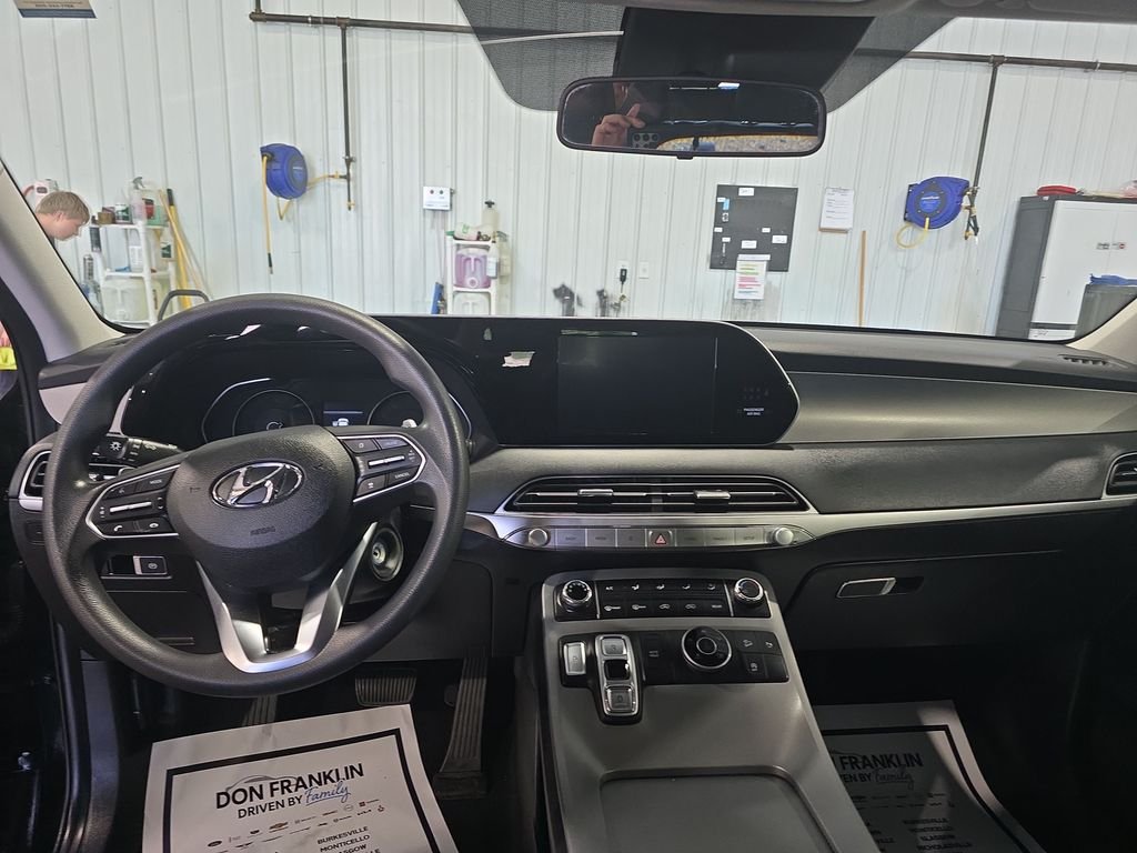 Used 2022 Black Hyundai SE image 15