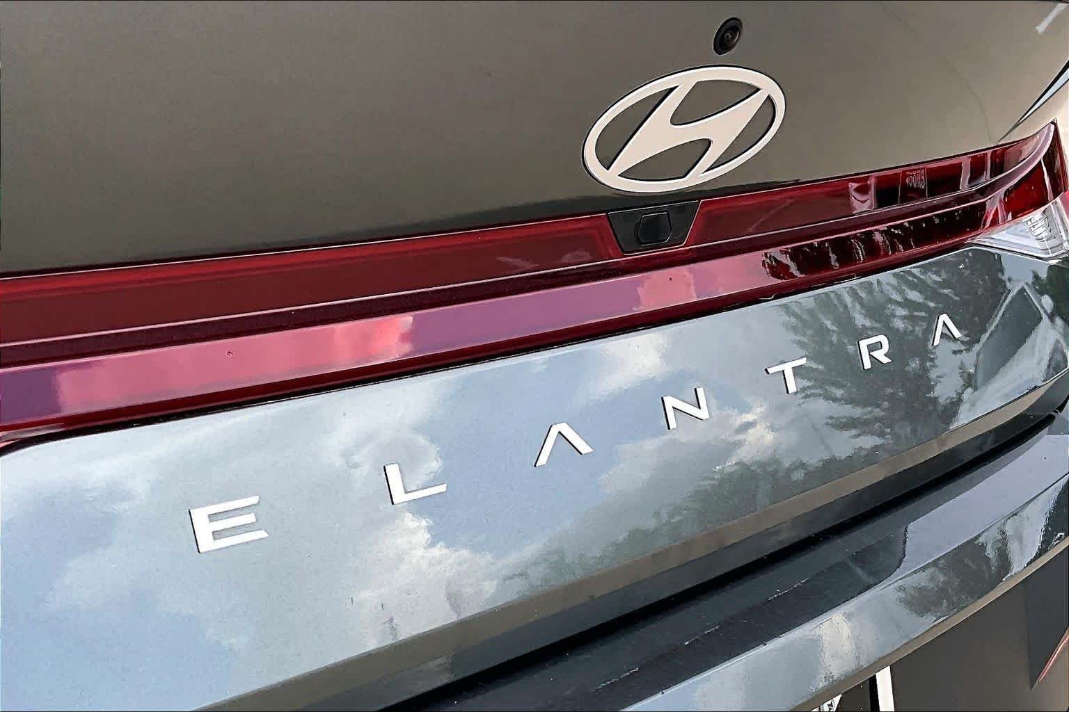 Used 2025 Amazon Gray Hyundai SEL Sport image 29