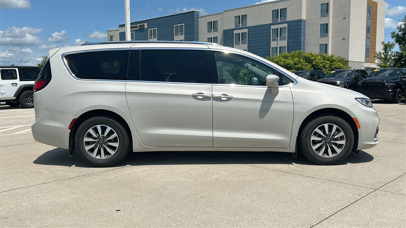 Used 2021 White Chrysler Touring L image 3