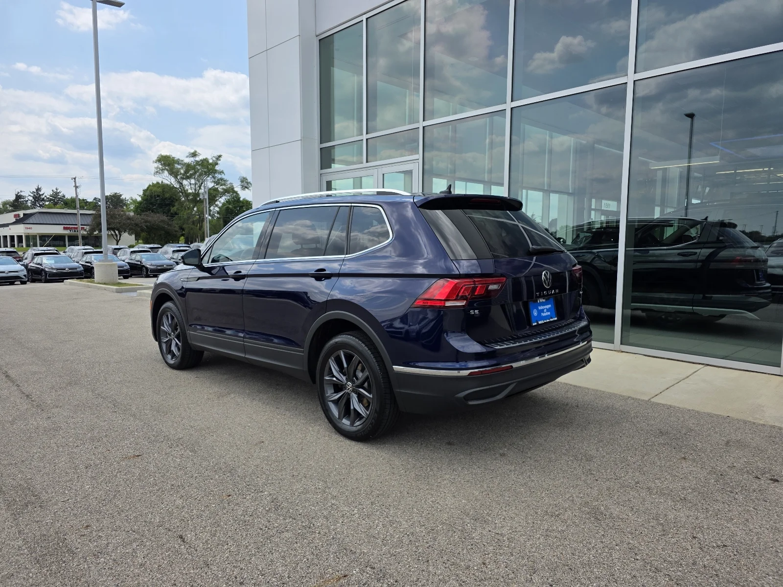 Certified Used 2022 Atlantic Blue Metallic (h7h7) Volkswagen 2.0T SE 4MOTION image 3