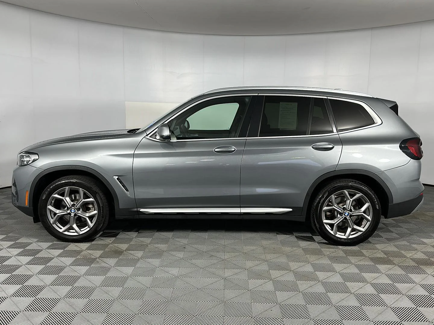 Used 2024 Skyscraper Grey Metallic BMW xDrive30i image 6
