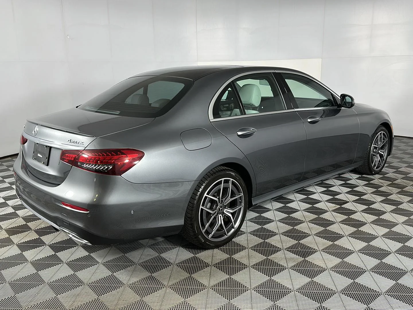 Used 2023 MANUFAKTUR Selenite Gray Magno Mercedes-Benz E 450 image 31