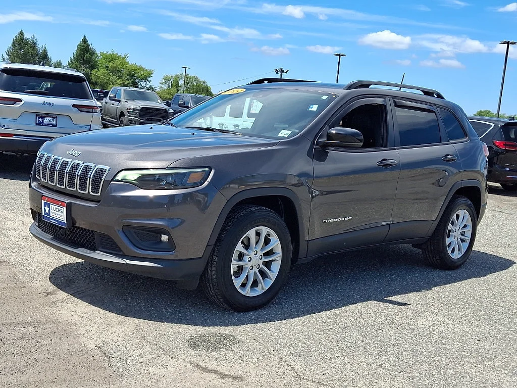Used 2022 Granite Crystal Metallic Clearcoat Jeep Latitude Lux image 6