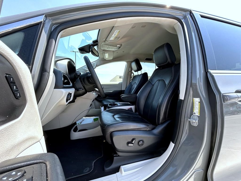 Used 2022 White Chrysler Touring L image 11
