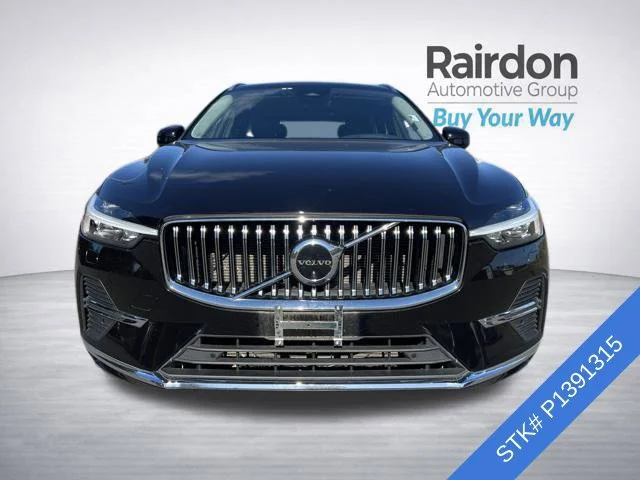 Used 2023 Onyx Black Metallic Volvo Plus Bright Theme image 2