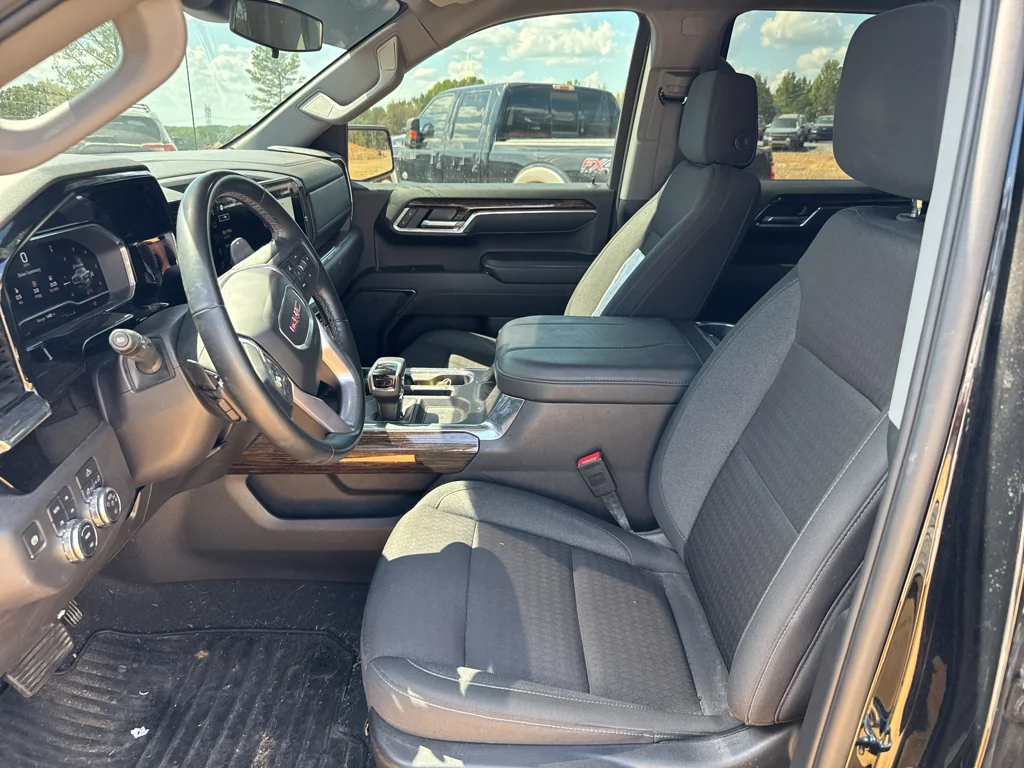 Used 2025 Onyx Black GMC Elevation image 9
