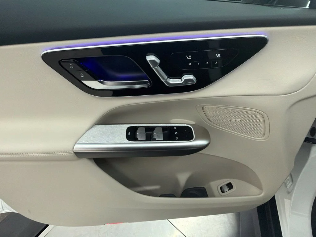 New 2027 White Mercedes-Benz GLC 300 image 18
