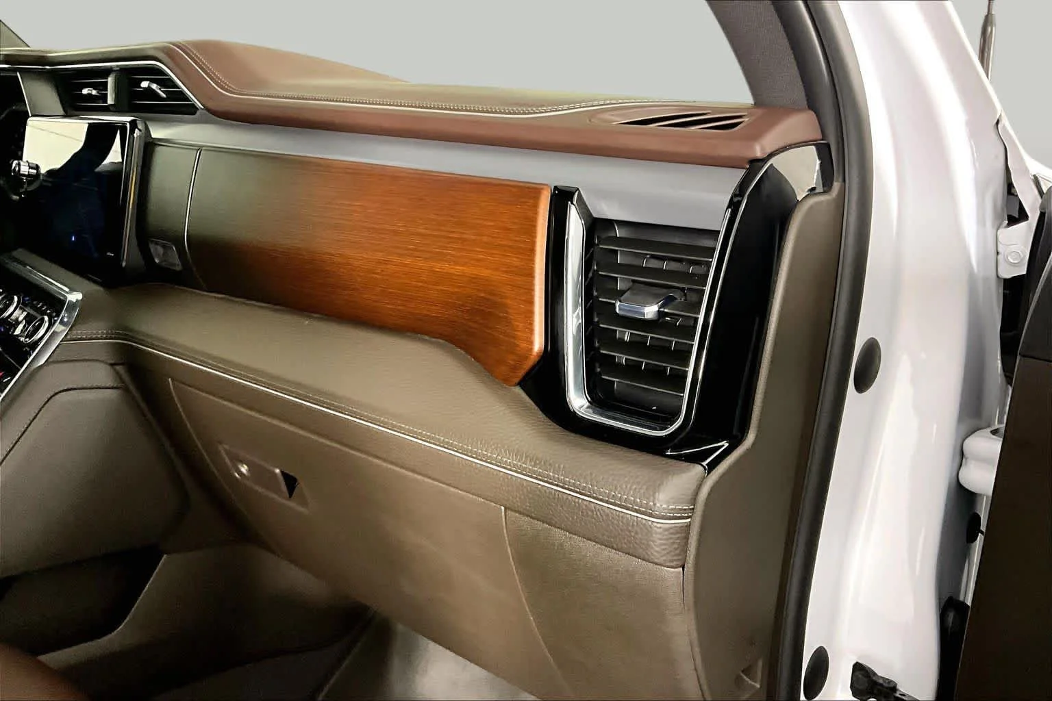 Used 2024 White Frost Tricoat GMC Denali image 18