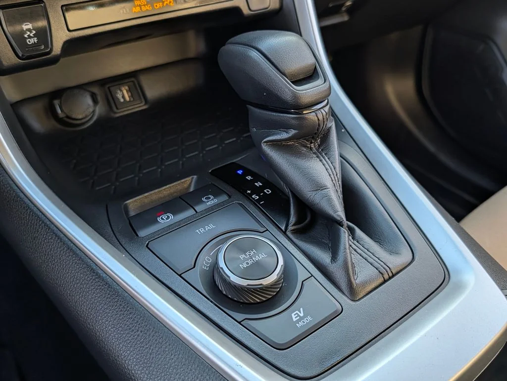 2025 Toyota RAV4 XLE - Photo 26