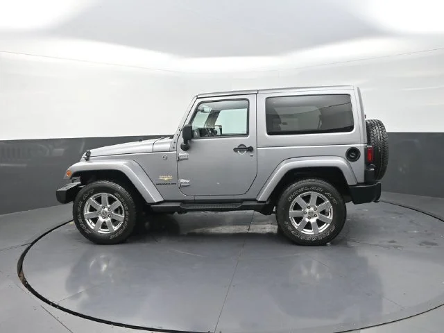 Used 2013 Silver Jeep Sahara image 4