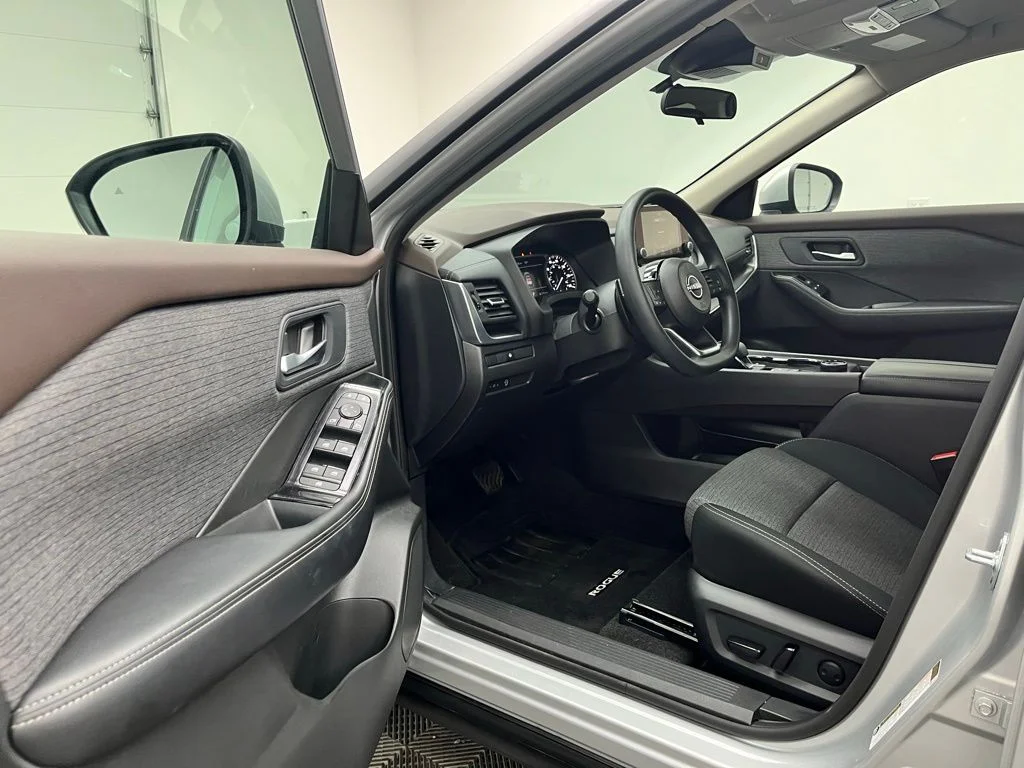 Used 2023 Silver Nissan SV image 16