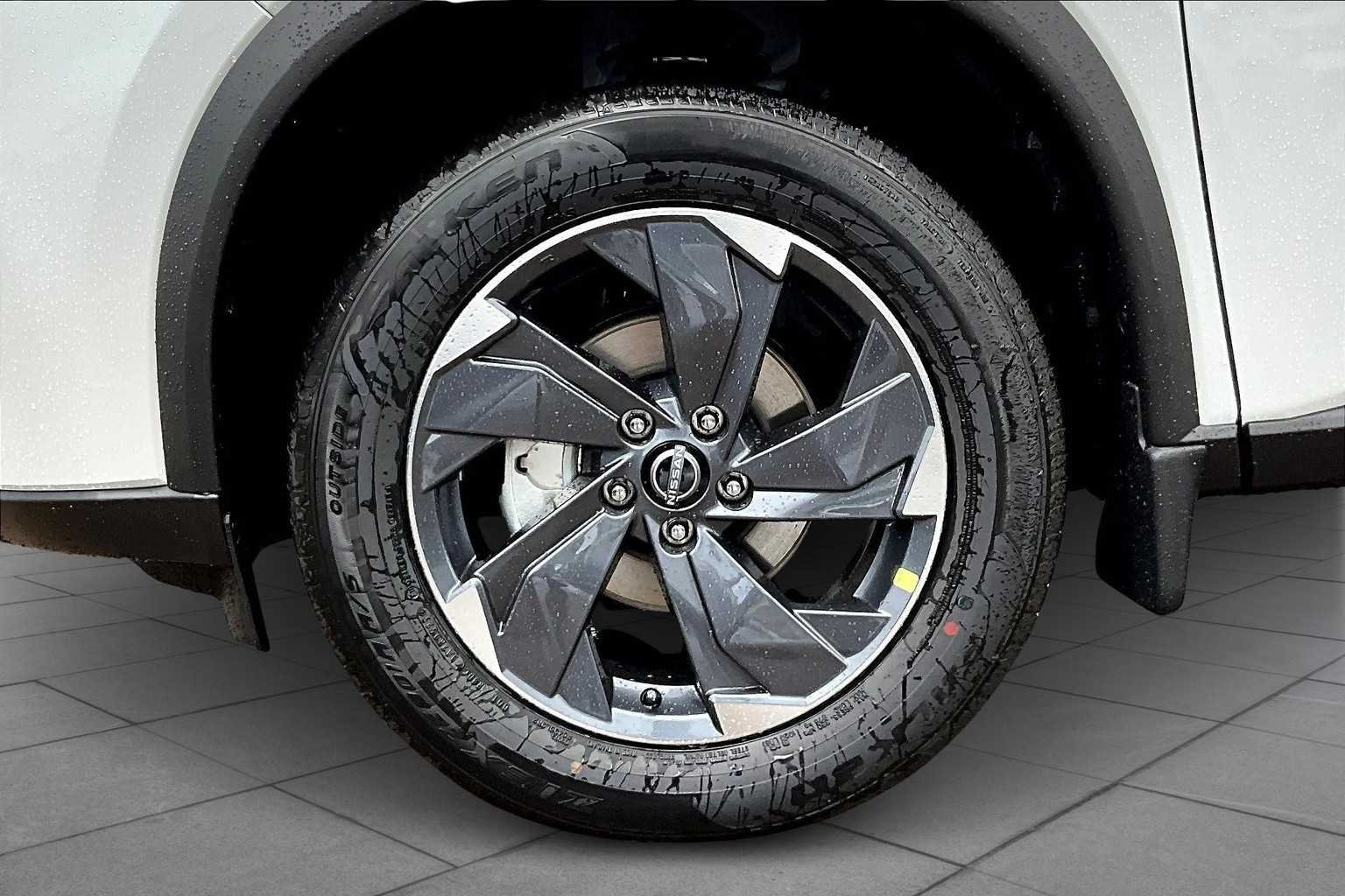 Used 2025 Everest White Pearl Nissan SV image 9