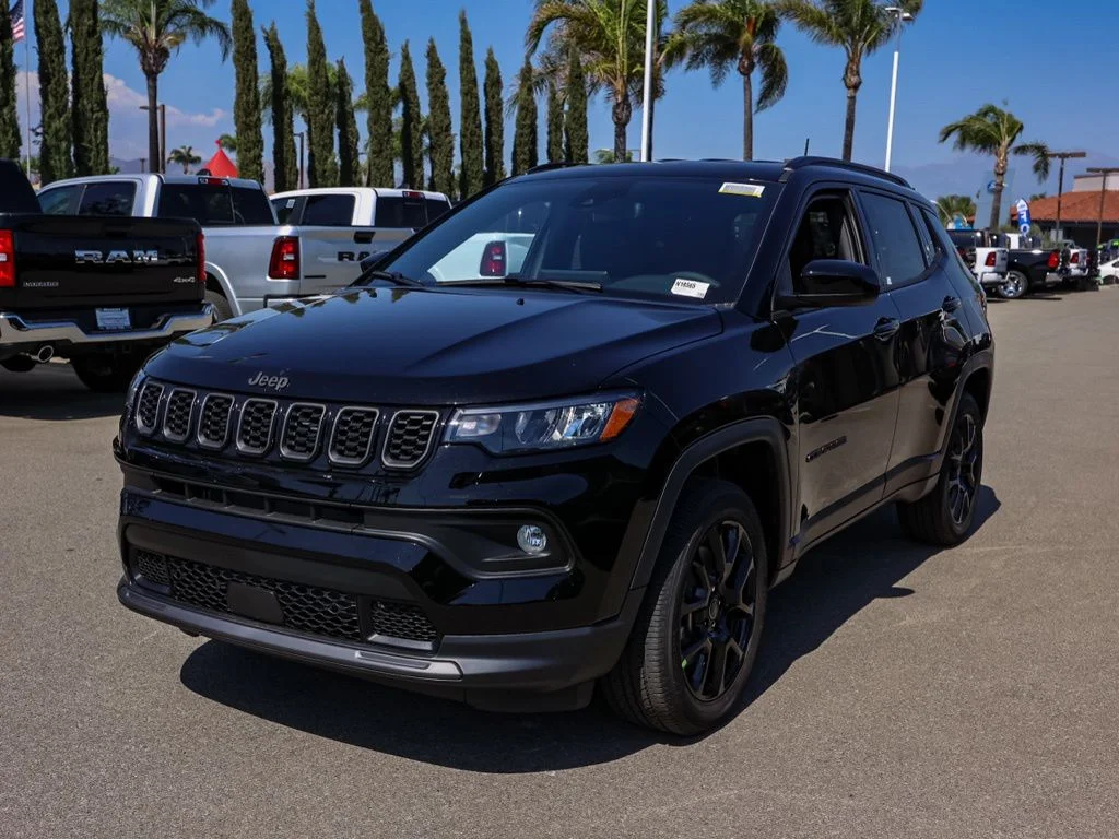 New 2026 Diamond Black Crystal Pearl-Coat Exterior Paint Jeep Latitude image 7