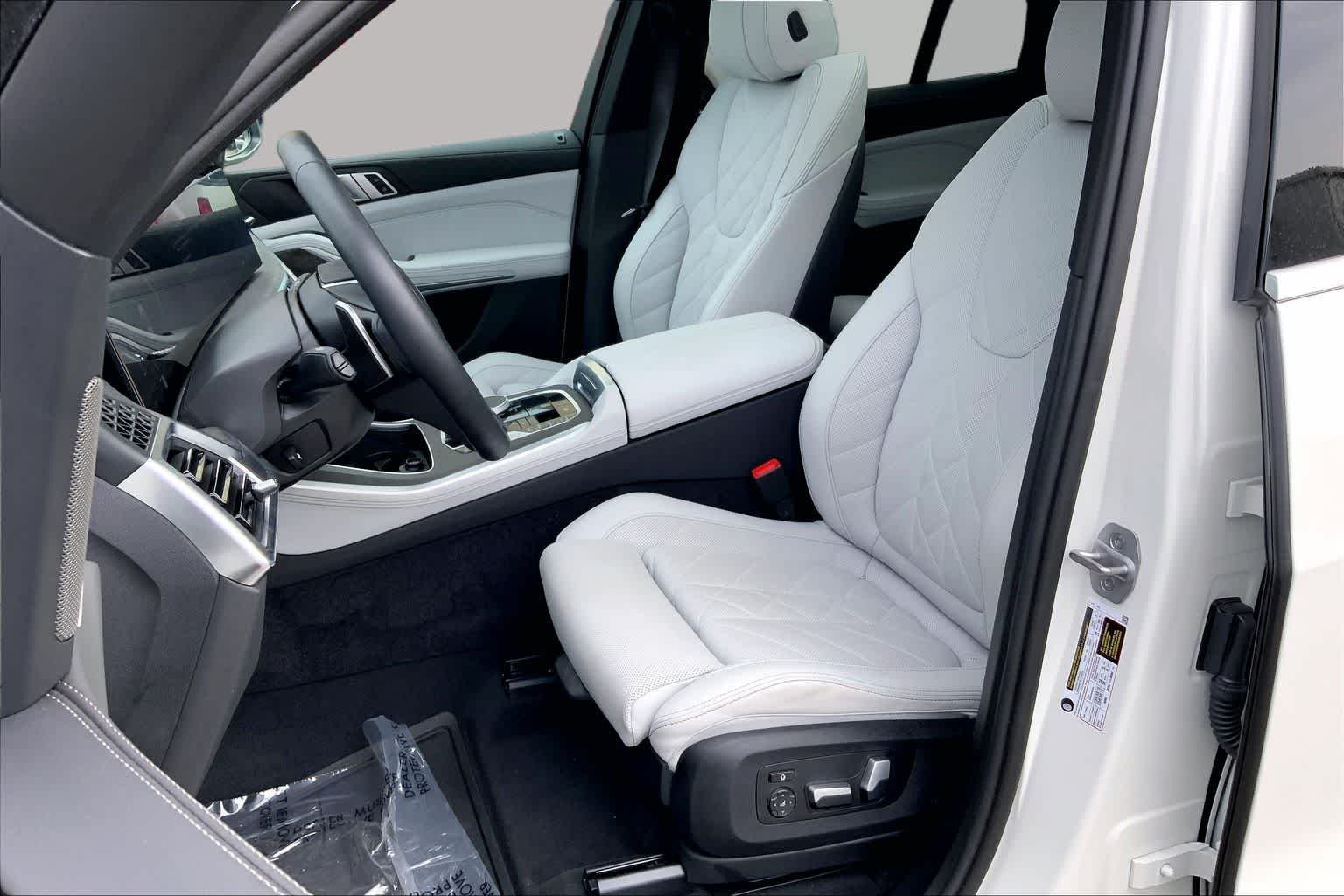 Used 2025 Alpine White BMW sDrive40i image 8