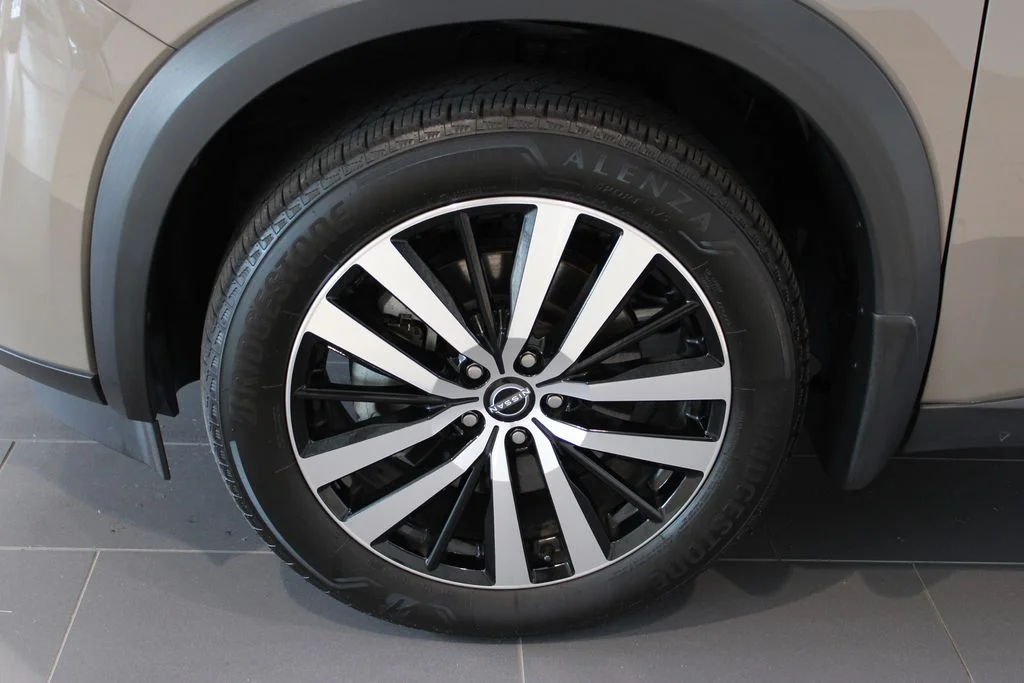 Used 2025  Nissan Platinum image 29